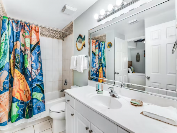 Spacious Gulf Front condo close to dining
