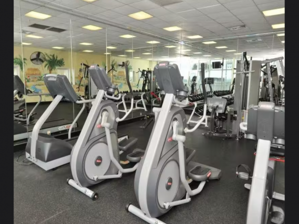 Spacious Gulf Front condo close to dining