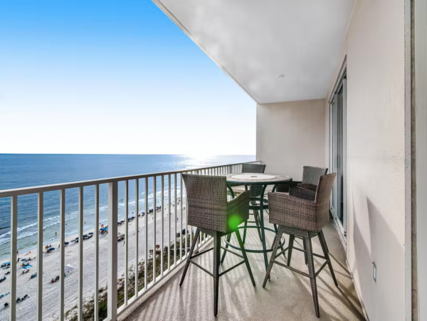 Spacious Gulf Front condo close to dining