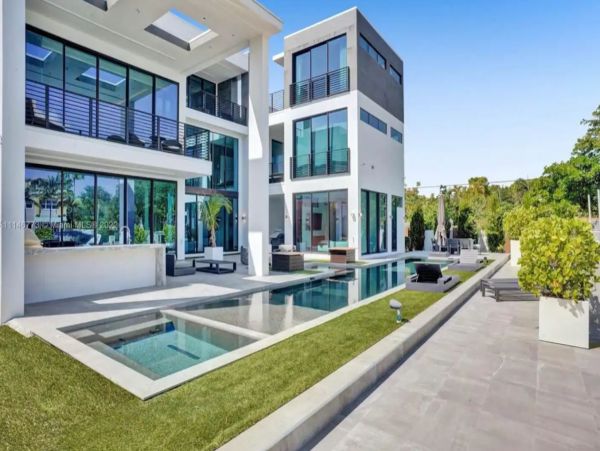 Fabulous Canal Front Seven Bedroom Mansion