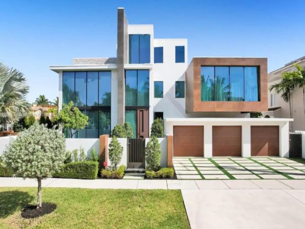 Fabulous Canal Front Seven Bedroom Mansion