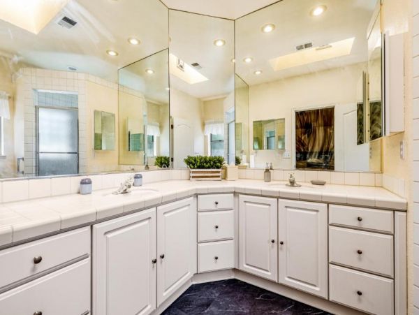 Four Bedroom Home with Pool Table & Home Theater