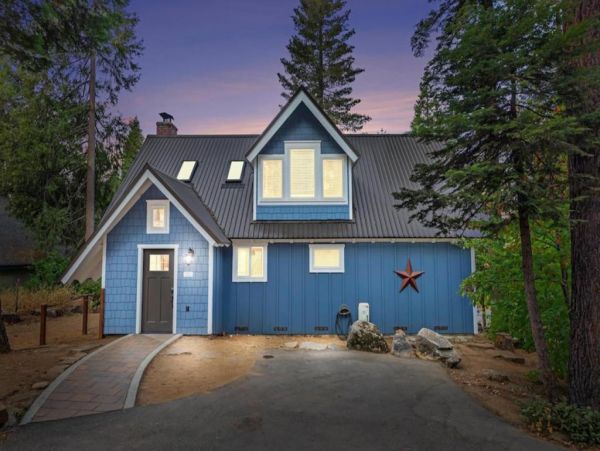Yosemite 3 Bedroom Home with Deck & Views