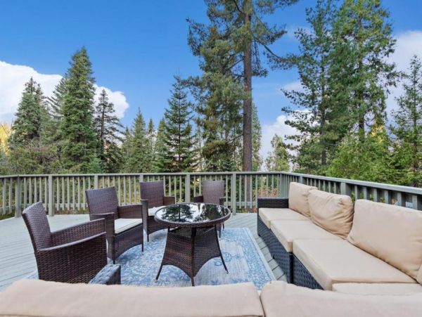 Yosemite 3 Bedroom Home with Deck & Views