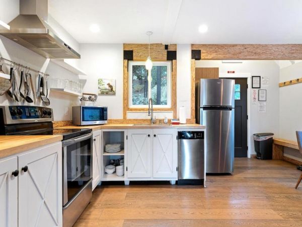 Yosemite 3 Bedroom Home with Deck & Views