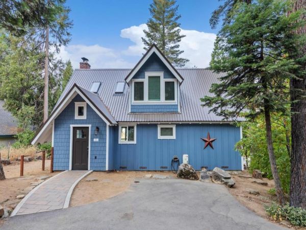 Yosemite 3 Bedroom Home with Deck & Views