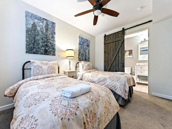 Yosemite 3 Bedroom Home with Deck & Views