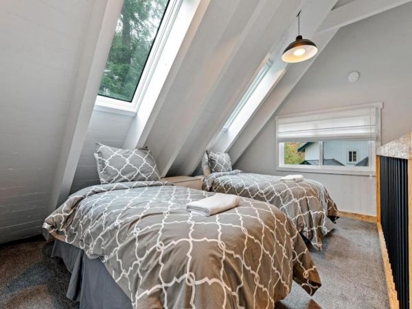 Yosemite 3 Bedroom Home with Deck & Views