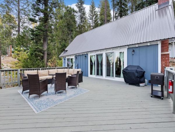 Yosemite 3 Bedroom Home with Deck & Views