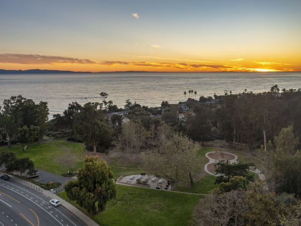 Single-Level Santa Barbara 3 Bedroom Vacation Home Sleeps 6
