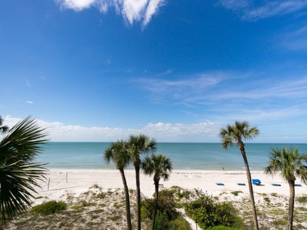 Beachfront Indian shores Condo nicely furnished