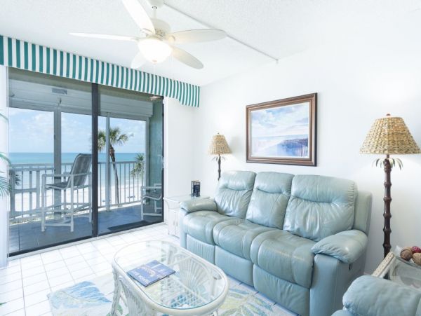 Beachfront Indian shores Condo nicely furnished