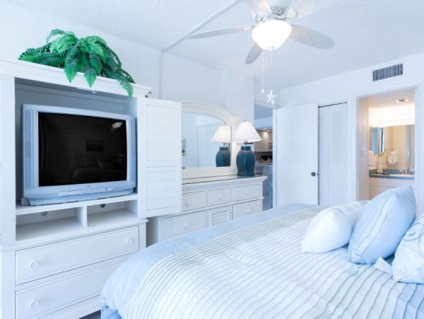 Beachfront Indian shores Condo nicely furnished
