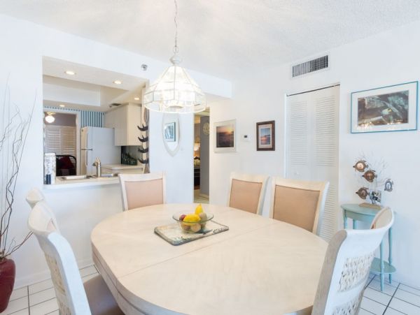 Beachfront Indian shores Condo nicely furnished