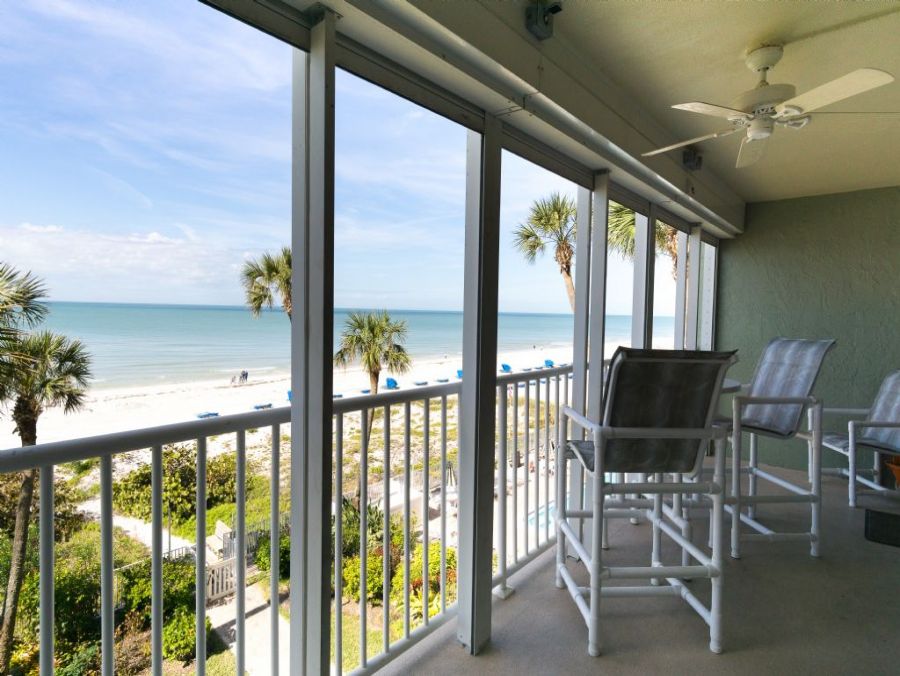 Beachfront Indian shores Condo nicely furnished