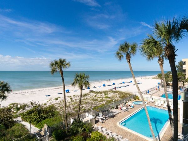 Beachfront Indian shores Condo nicely furnished