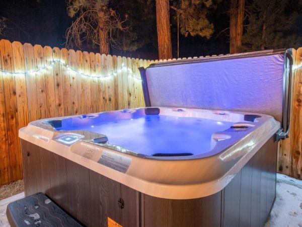 Big Bear 3 Bedroom Home Spa & Game Room
