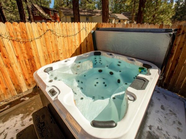 Big Bear 3 Bedroom Home Spa & Game Room