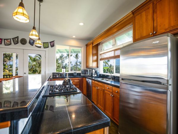 Maui Six Bedroom Vacation Home Close to Beach Sleeps 12