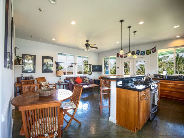 Maui Six Bedroom Vacation Home Close to Beach Sleeps 12