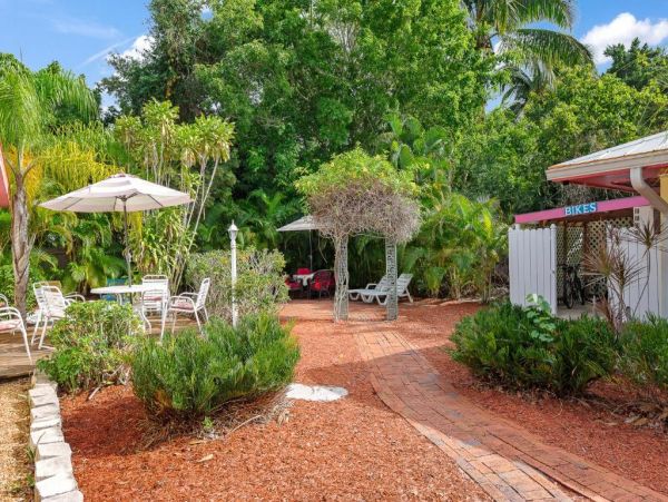 Spacious & Cheerful 3 Bedroom Cottage with Beautiful Patio