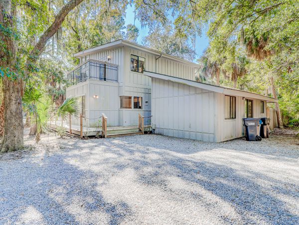 Charming Vacation Home with 4 Bedrooms & Pool