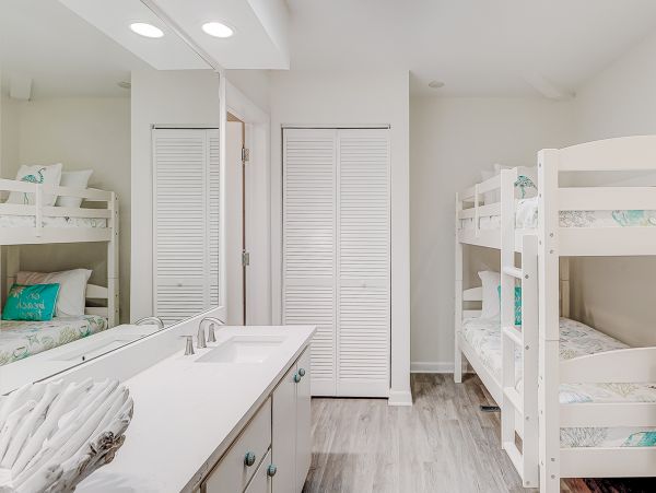 Charming Vacation Home with 4 Bedrooms & Pool