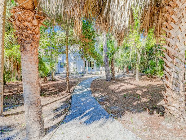 Charming Vacation Home with 4 Bedrooms & Pool