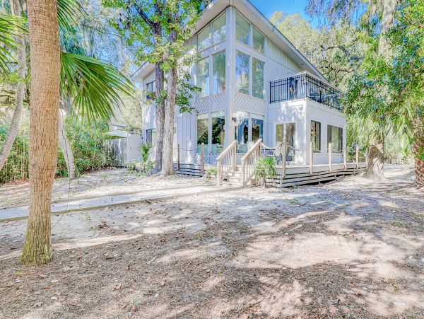 Charming Vacation Home with 4 Bedrooms & Pool