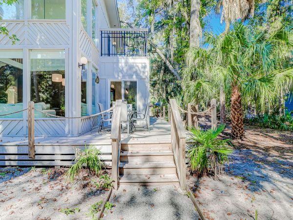 Charming Vacation Home with 4 Bedrooms & Pool
