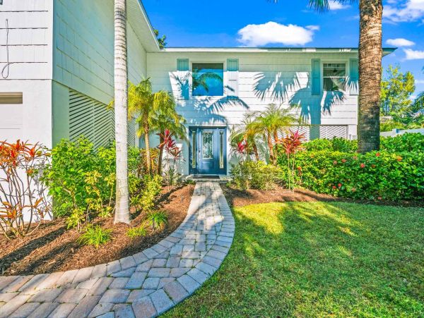 Walk to the Beach Three Bedroom Rental Home in Anna Maria