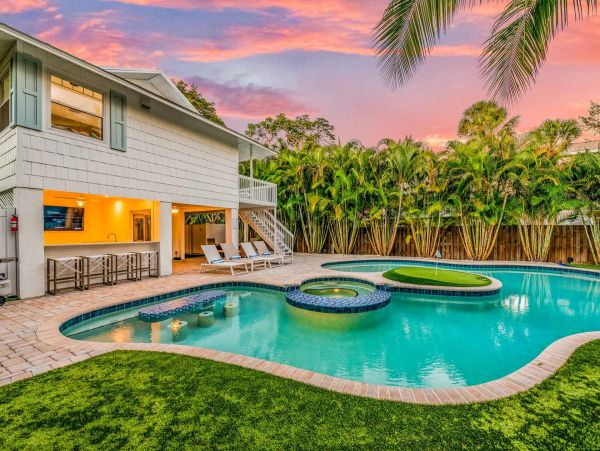 Walk to the Beach Three Bedroom Rental Home in Anna Maria