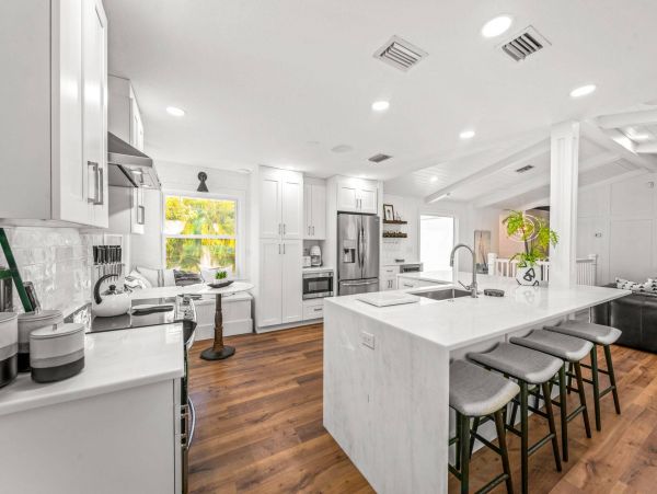 Walk to the Beach Three Bedroom Rental Home in Anna Maria