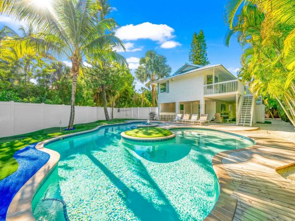 Walk to the Beach Three Bedroom Rental Home in Anna Maria