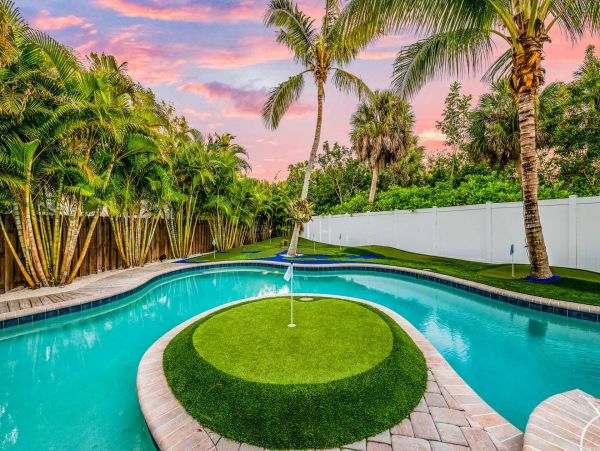 Walk to the Beach Three Bedroom Rental Home in Anna Maria