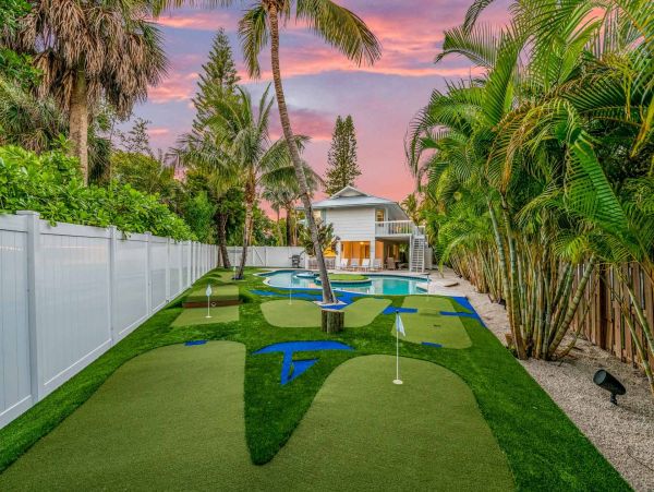 Walk to the Beach Three Bedroom Rental Home in Anna Maria