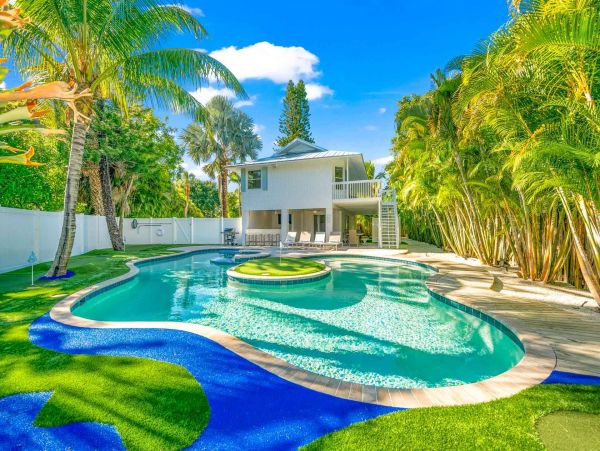 Walk to the Beach Three Bedroom Rental Home in Anna Maria