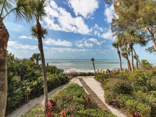 Manasota Key Beachfront Three Bedroom Vacation Home Sleeps 6