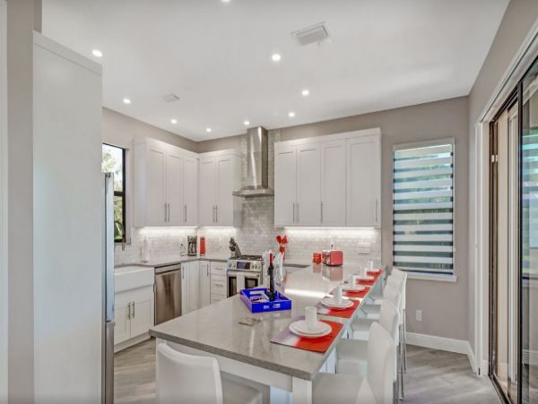 Three Bedroom Home with Private Pool & Canal View Sleeps Six
