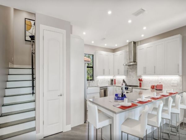 Three Bedroom Home with Private Pool & Canal View Sleeps Six