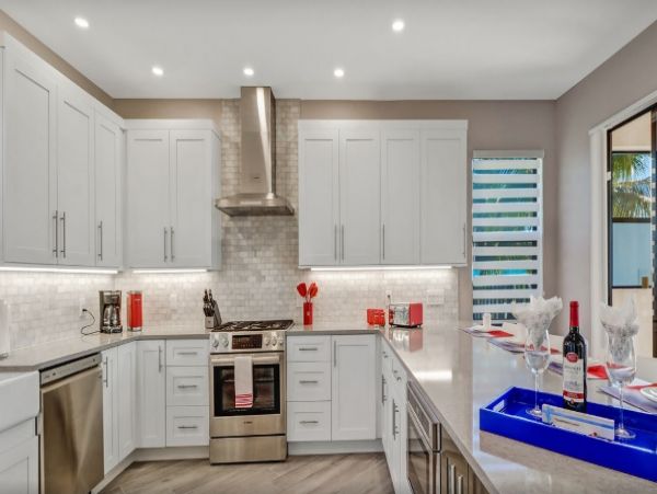 Three Bedroom Home with Private Pool & Canal View Sleeps Six