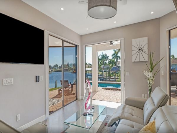 Three Bedroom Home with Private Pool & Canal View Sleeps Six