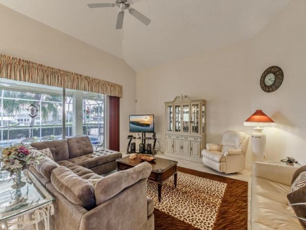 Cape Coral Vacation Rentals - Luxury Lake Front Villas with Heated Pools