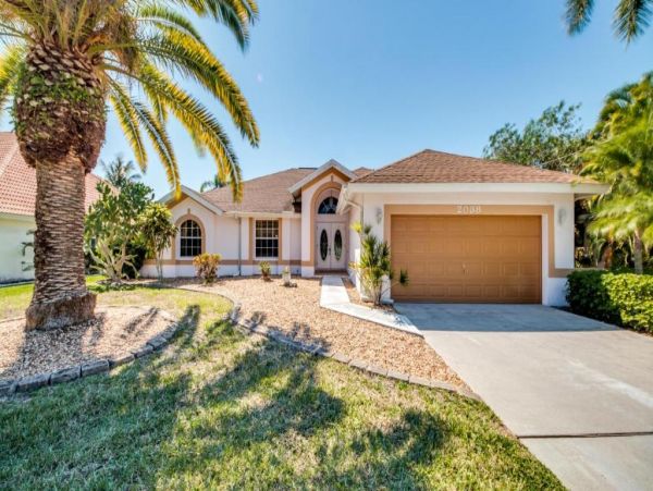 Cape Coral Vacation Rentals - Luxury Lake Front Villas with Heated Pools