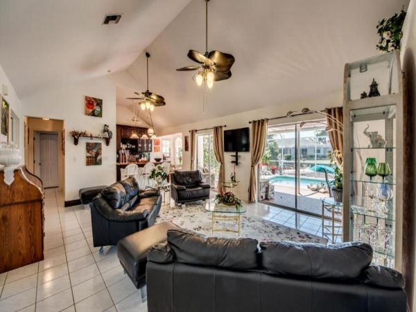 Cape Coral Vacation Rentals - Luxury Lake Front Villas with Heated Pools
