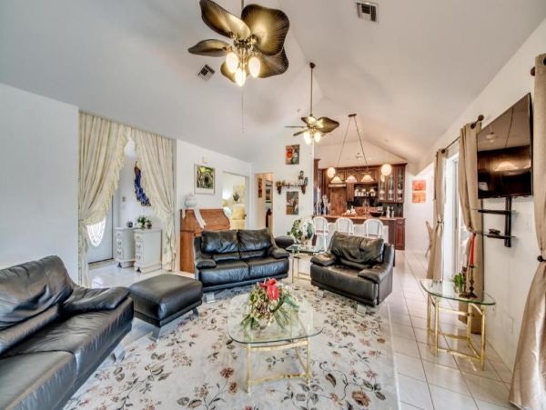 Cape Coral Vacation Rentals - Luxury Lake Front Villas with Heated Pools