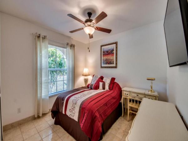 Cape Coral Vacation Rentals - Luxury Lake Front Villas with Heated Pools