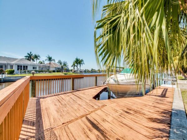 Cape Coral Vacation Rentals - Luxury Lake Front Villas with Heated Pools