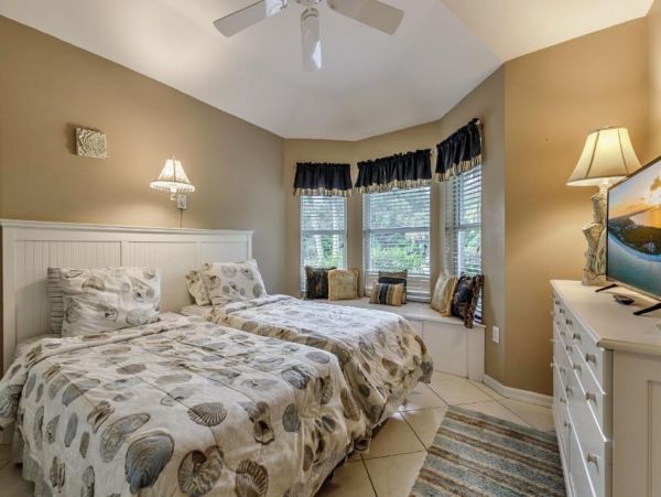 Cape Coral Vacation Rentals - Luxury Lake Front Villas with Heated Pools
