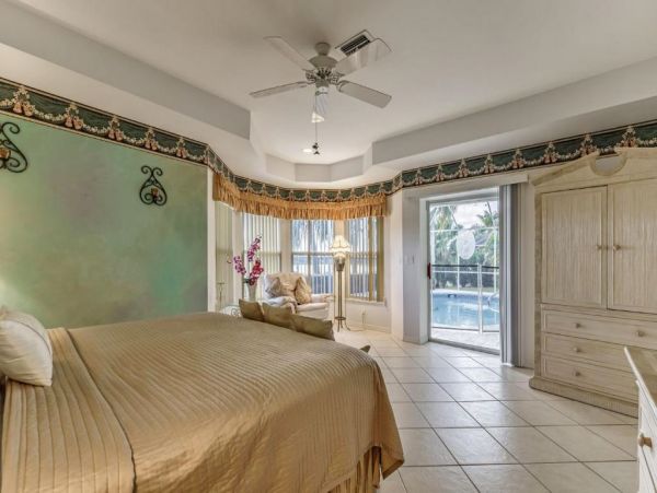 Cape Coral Vacation Rentals - Luxury Lake Front Villas with Heated Pools